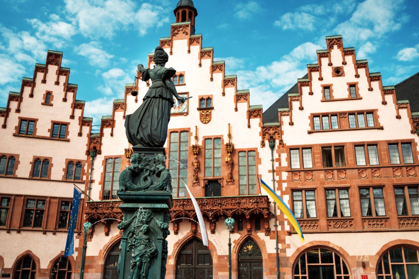 widok-na-ratusz-w-roemerberg-we-frankfurcie-w-niemczech.jpg